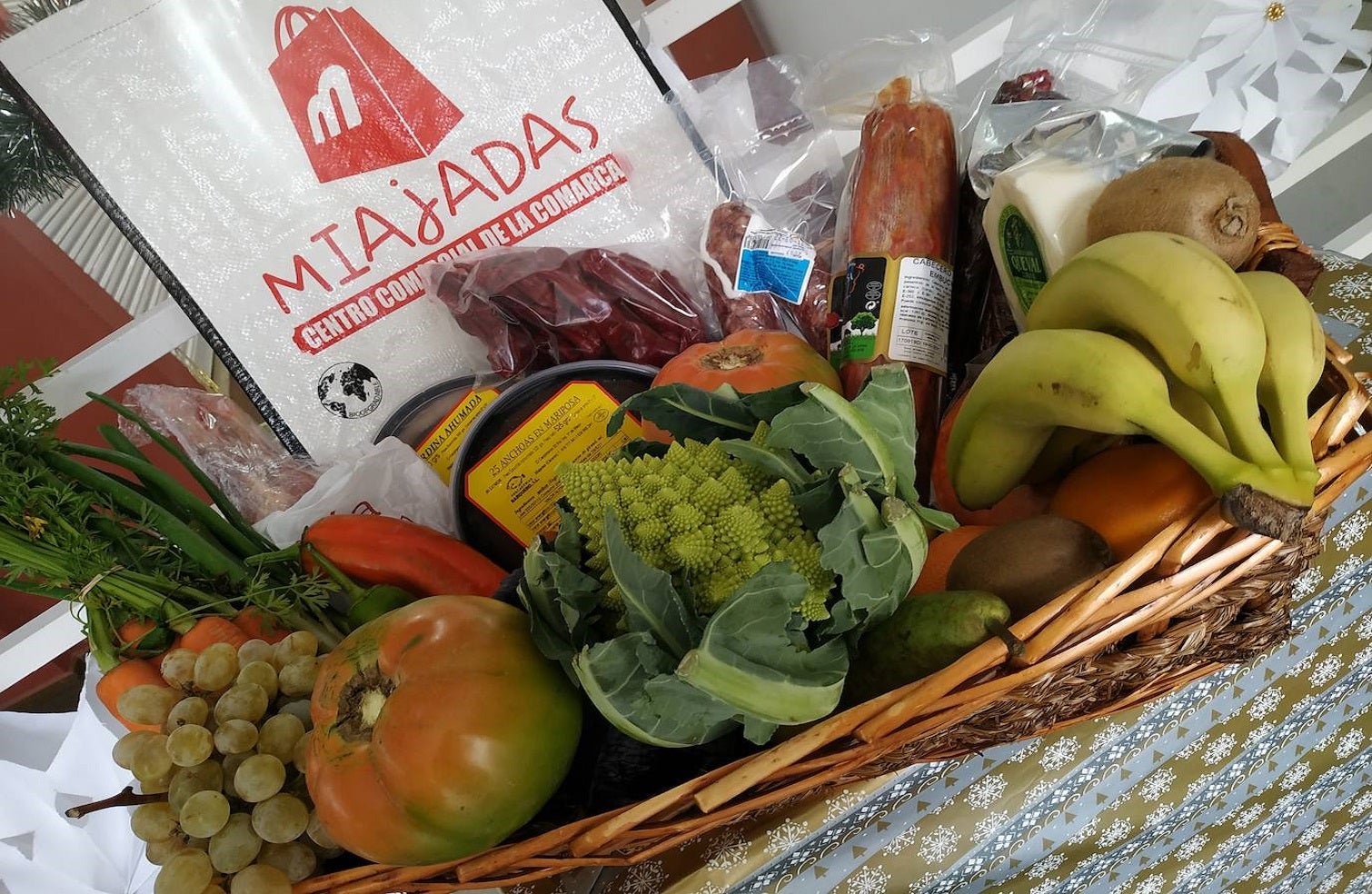 El mercado de abastos recibe a sus clientes en Navidad con sorpresas y regalos