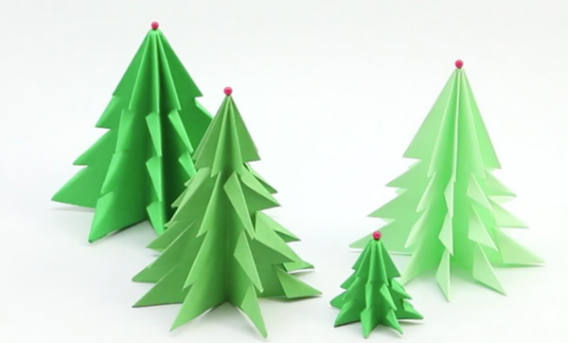 La ludoteca de Miajadas enseña a los pequeños a hacer su propio árbol de Navidad