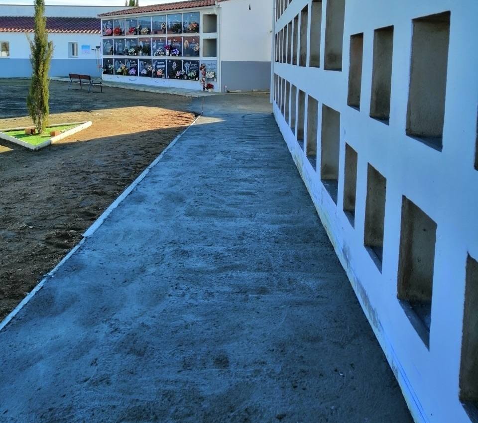 El cementerio de Alonso de Ojeda adecúa su accesibilidad interior con nuevos acerados