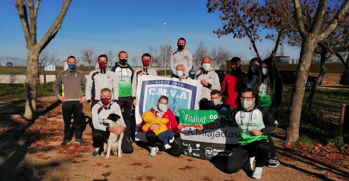 El Club de Atletismo Miajadas recoge 'El Testigo solidario' en la lucha contra el cáncer