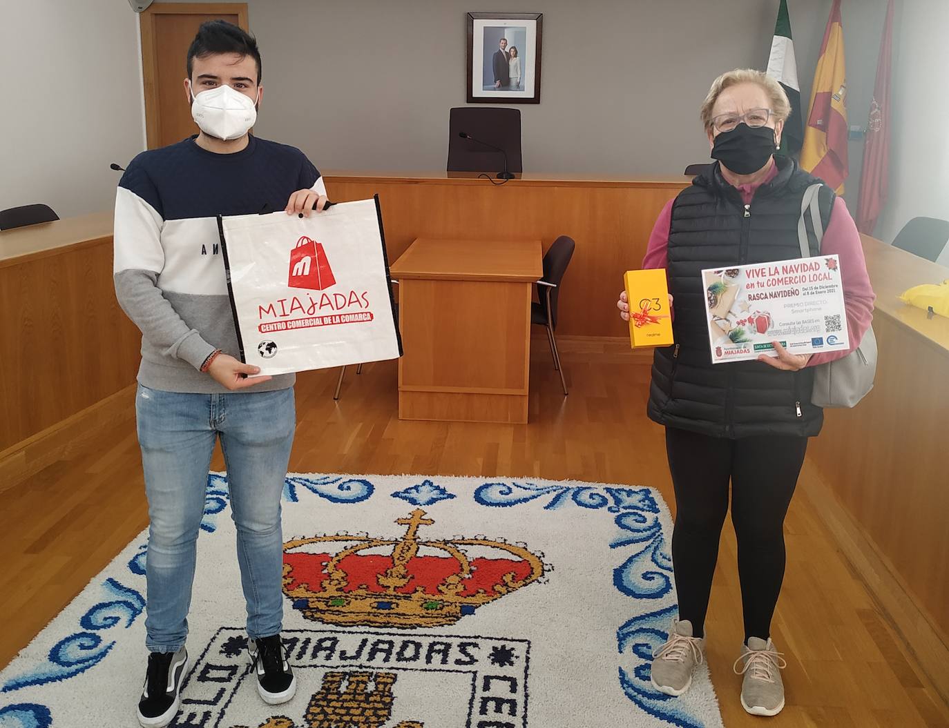 El Rasca Navideño del comercio entrega otra cesta de productos extremeños, un Smartphone y un robot aspirador