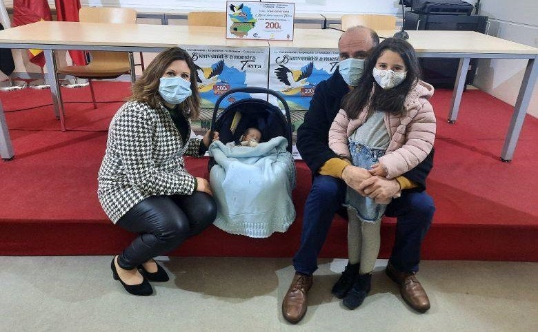 El primer bebé miajadeño del año recibe el cheque 'Bienvenido a nuestra tierra'