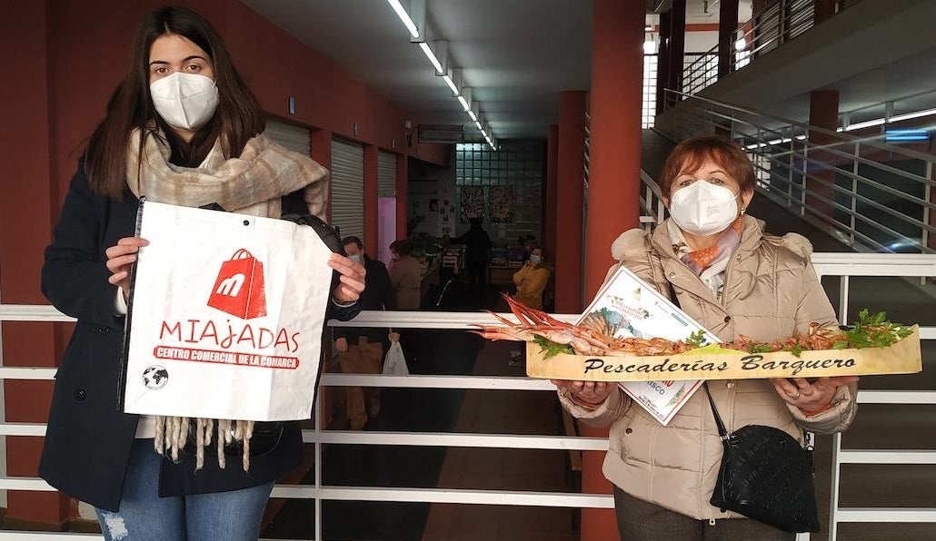 El jamón reserva y el barco de marisco sorteados al finalizar la Navidad ya tienen dueñas