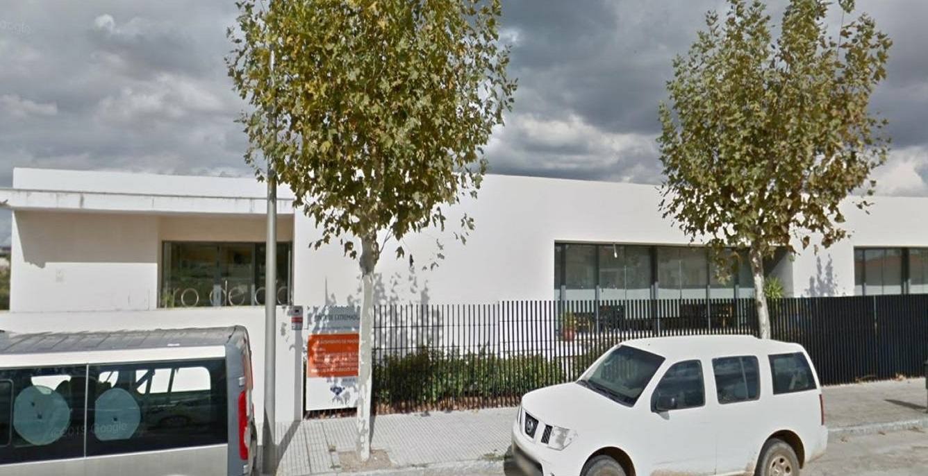 Los trabajadores del piso tutelado y centro de día denuncian su situación salarial camino de los tres meses sin cobrar