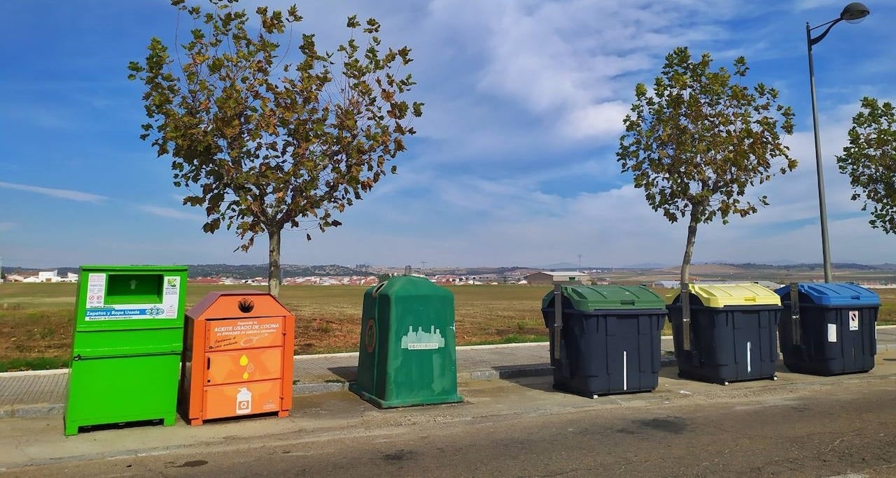El Ayuntamiento de Miajadas se ofrece a resolver las dudas sobre el reciclaje de ropa y calzado