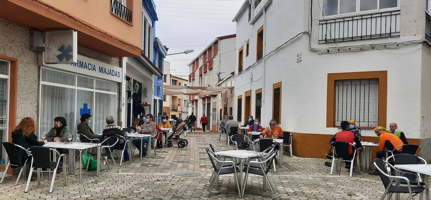 Miajadeños y visitantes acogen con ganas la reapertura de su hostelería