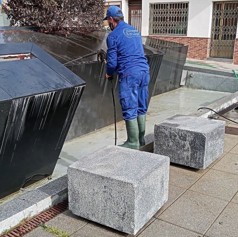 Los operarios limpian en profundidad la fuente de la plaza 'La Llanada'