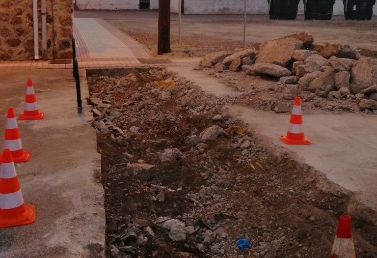 Trabajos de reparación en la pavimentación de Alonso de Ojeda