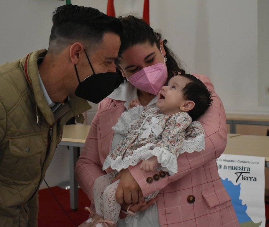 La primera niña nacida en Extremadura en 2021, Candela Doncel, recoge su cheque de 200 euros