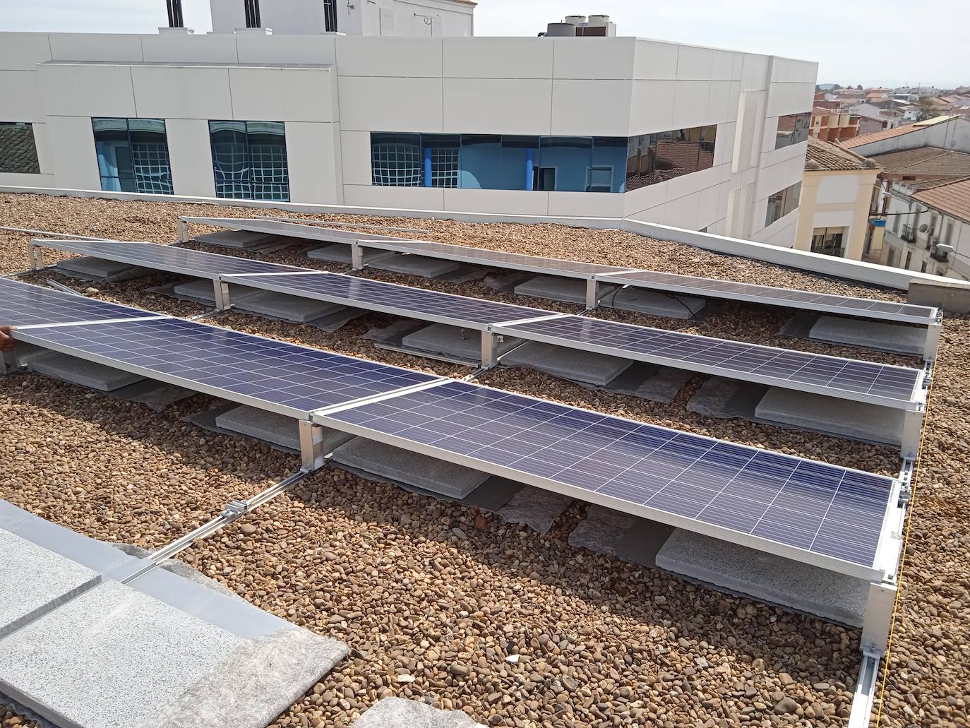Comienza la instalación fotovoltaica para autoconsumo en el edificio del Ayuntamiento de Miajadas