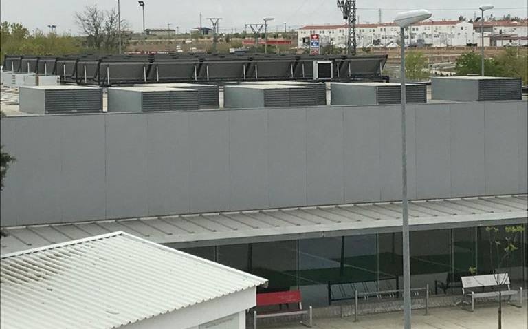 Comienza la instalación fotovoltaica en el edificio de la piscina climatizada municipal de Miajadas