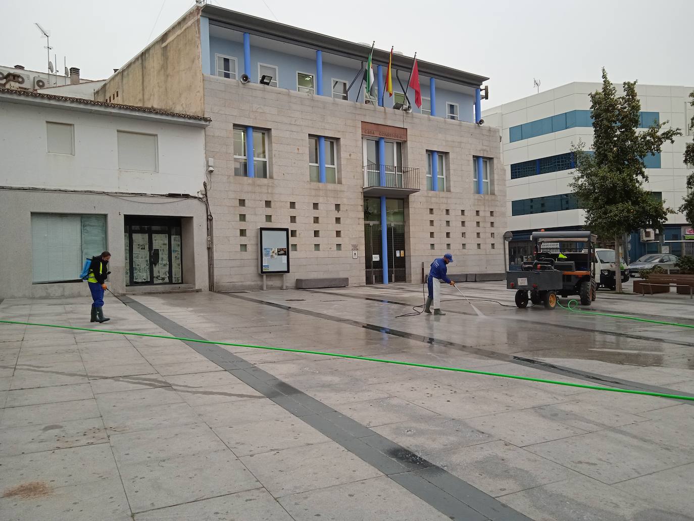 El servicio de limpieza viaria realiza una limpieza en profundidad de la Plaza de España