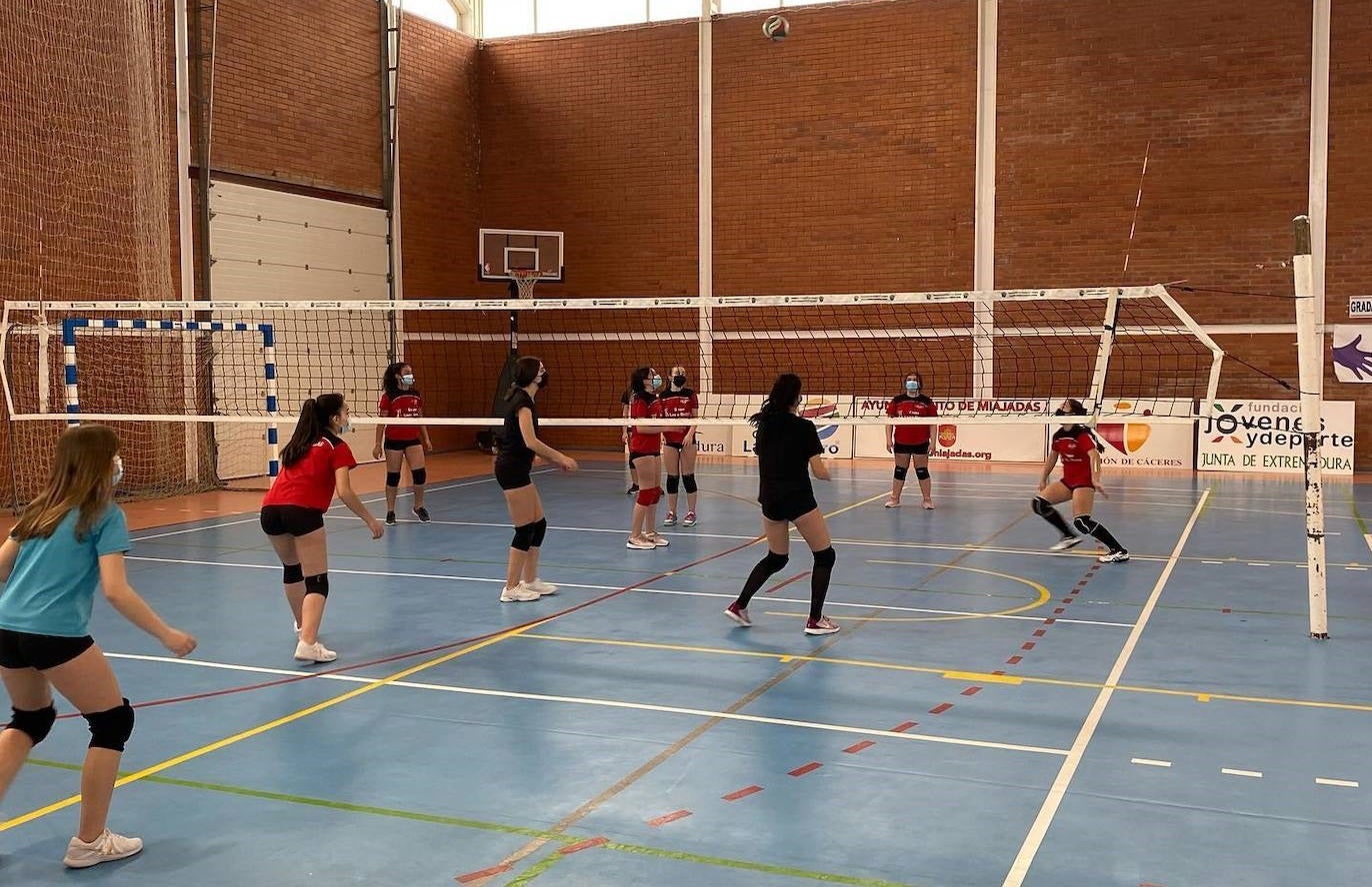 Las categorías inferiores de voleibol tuvieron una jornada de tecnificación a cargo de los jugadores de SM2