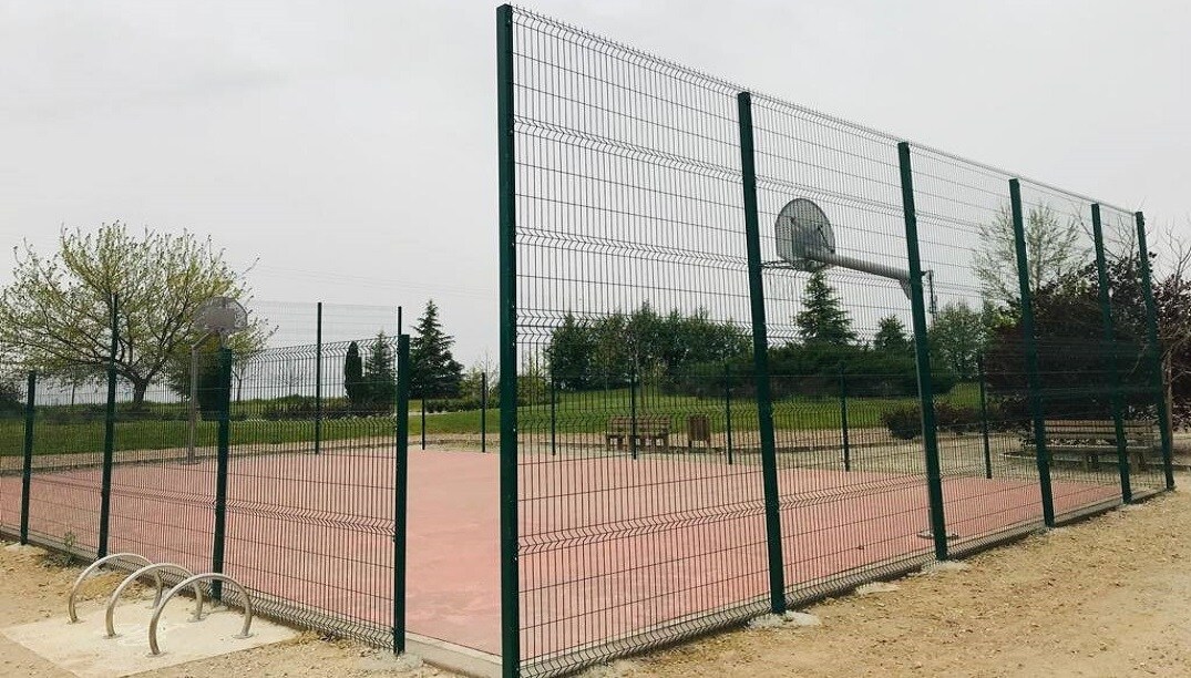 La pista de baloncesto del parque del Helipuerto cuenta con nuevo vallado y redes antivandálicas