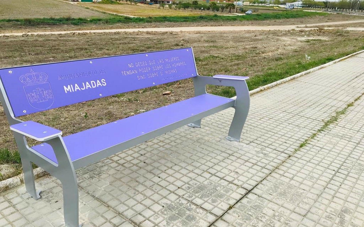 Nuevos bancos en conmemoración al Día de la mujer en la avenida 8 de marzo