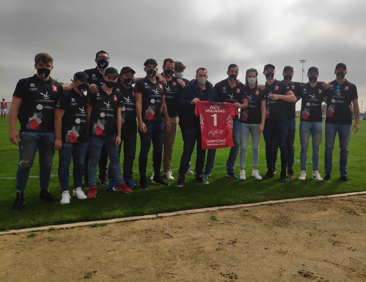 Día de homenajes al Extremadura Grupo Laura Otero