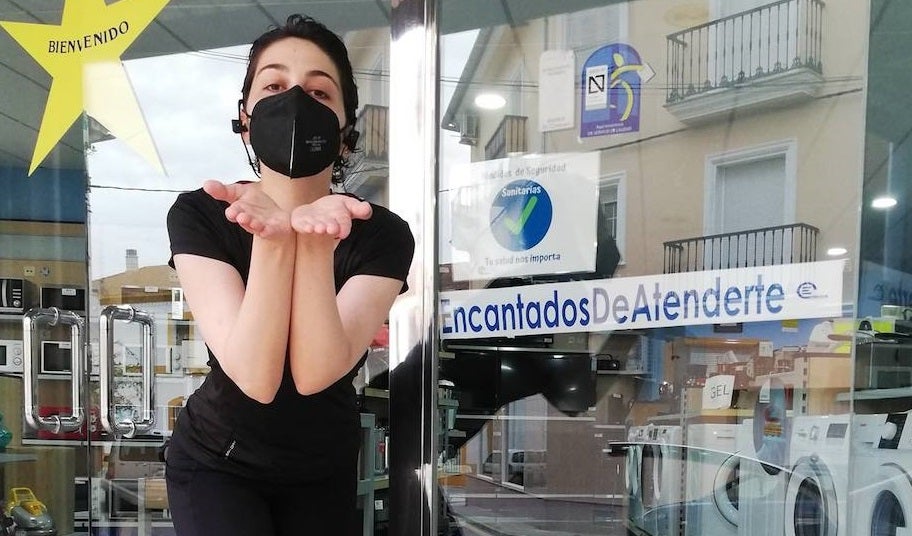 La ganadora de la campaña comercial por el Día Internacional del beso recoge su premio