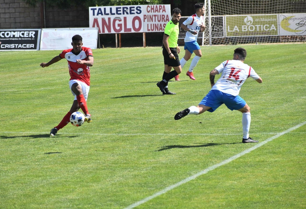 El Miajadas pisa los talones desde el tercer puesto de la fase intermedia