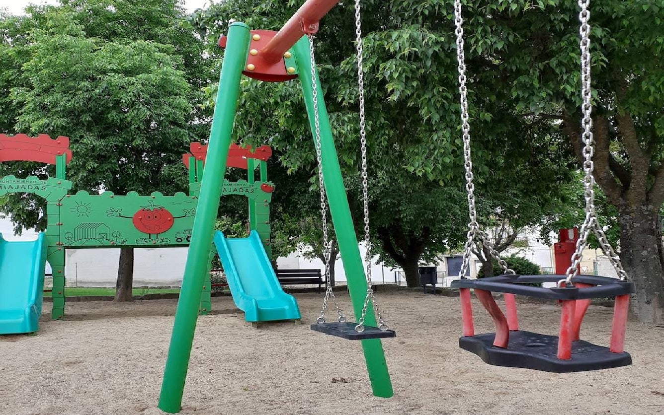 Puesta a punto de las zonas de juego infantil de Miajadas