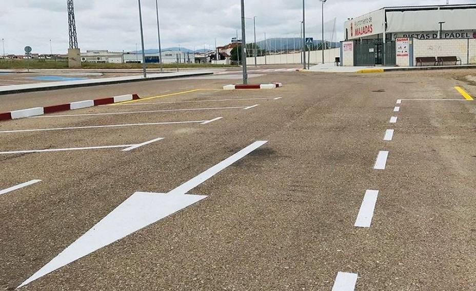 Los operarios municipales realizan trabajos de repintado de las señales viales en la Zona Deportiva