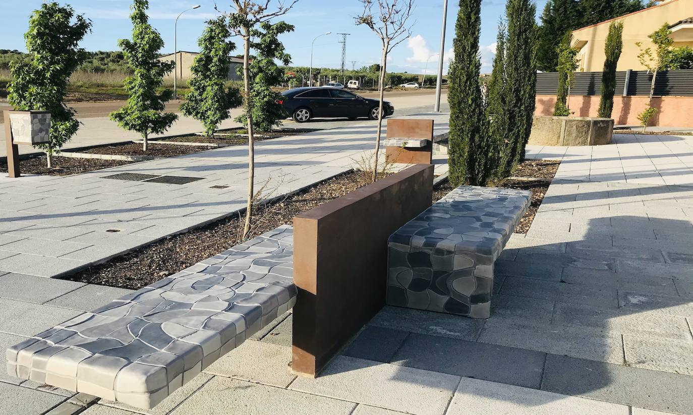 Los paseantes de la avenida García Siñeriz disponen de piezas únicas como nuevos bancos de descanso