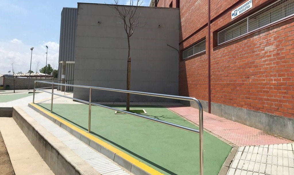Instalación de una barandilla anticaída en la puerta principal del Pabellón Municipal