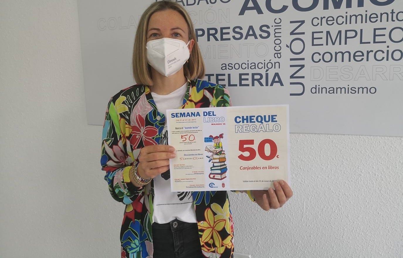 La ganadora de la Semana del libro recoge su premio