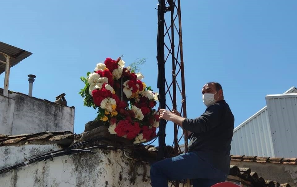 Aunque no tengan fiesta, que no falten las flores en la calle Cuesta