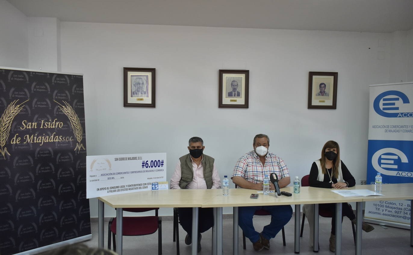 La Cooperativa San Isidro obsequia a sus socios y trabajadores con 6.000 euros para gastar en el comercio y hostelería de Miajadas