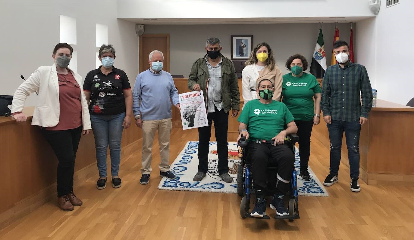 Afectados y familiares afectados por la ELA visitaron el Ayuntamiento de Miajadas