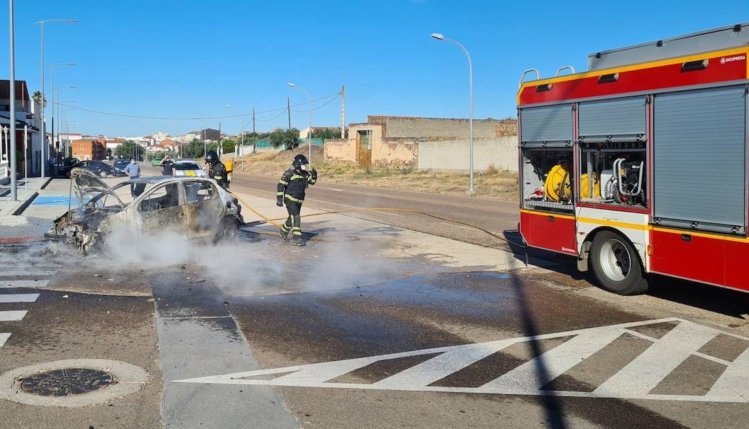 Un turismo se ha incendiado en la Avenida García Siñeriz de Miajadas