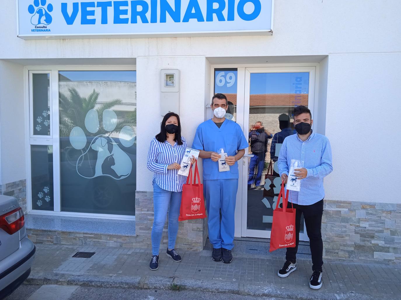 Los veterinarios miajadeños colaboran en la campaña para que los dueños de mascotas mantengan limpia la localidad