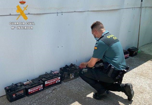 Detenidos dos vecinos de Miajadas por hurto y robo de baterías en la localidad
