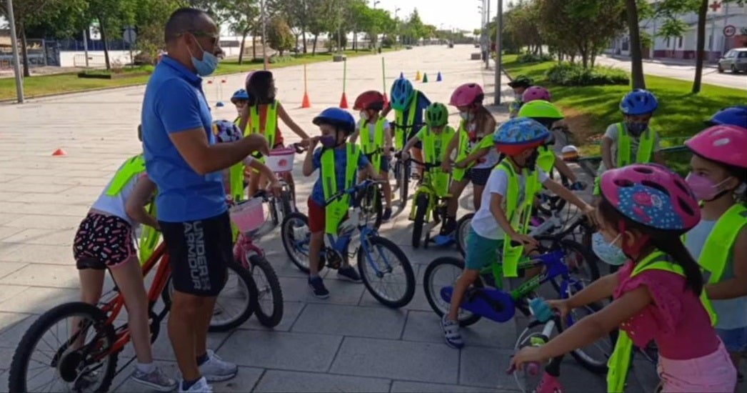 Los ganadores del concurso 'Juega limpio en tu aula' disfrutaron de su paseo en bici y juegos de obstáculos