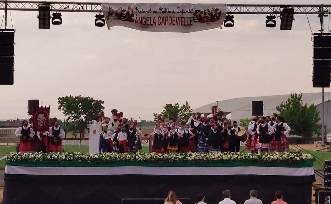 Miajadas acogió ayer el XIX Festival Infantil de Folklore 'Ángela Capdevielle'