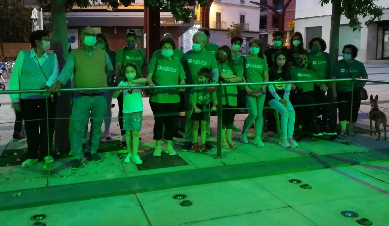 La fuente de la Plaza de España se iluminó de verde por el Día Mundial de la lucha contra la ELA