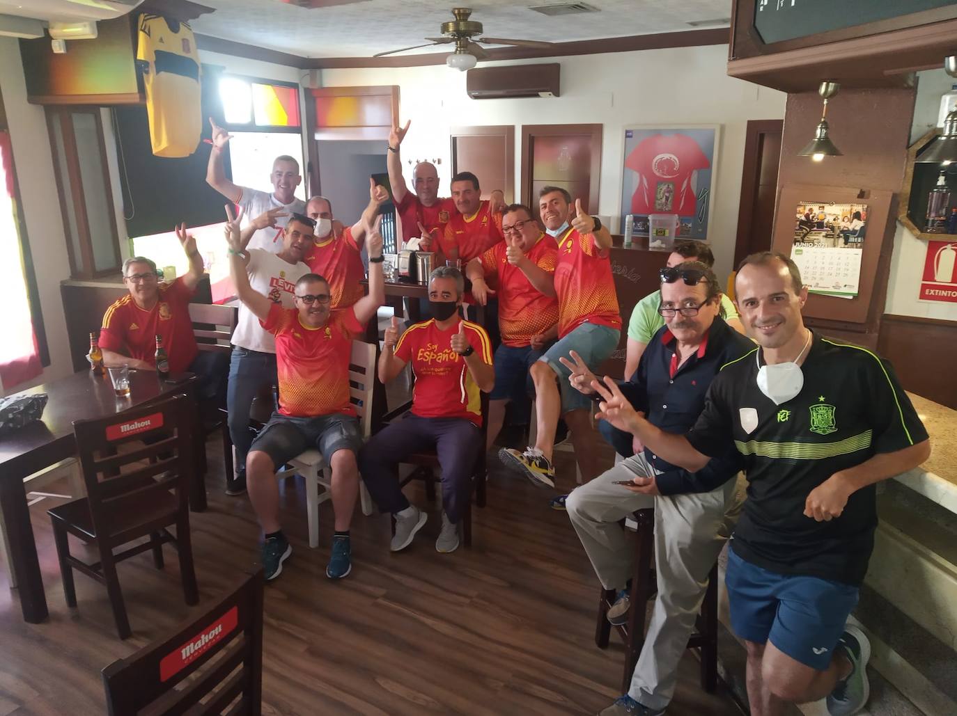 La peña miajadeña 'La Furia Española' celebra el pase de la Selección a octavos en la Eurocopa