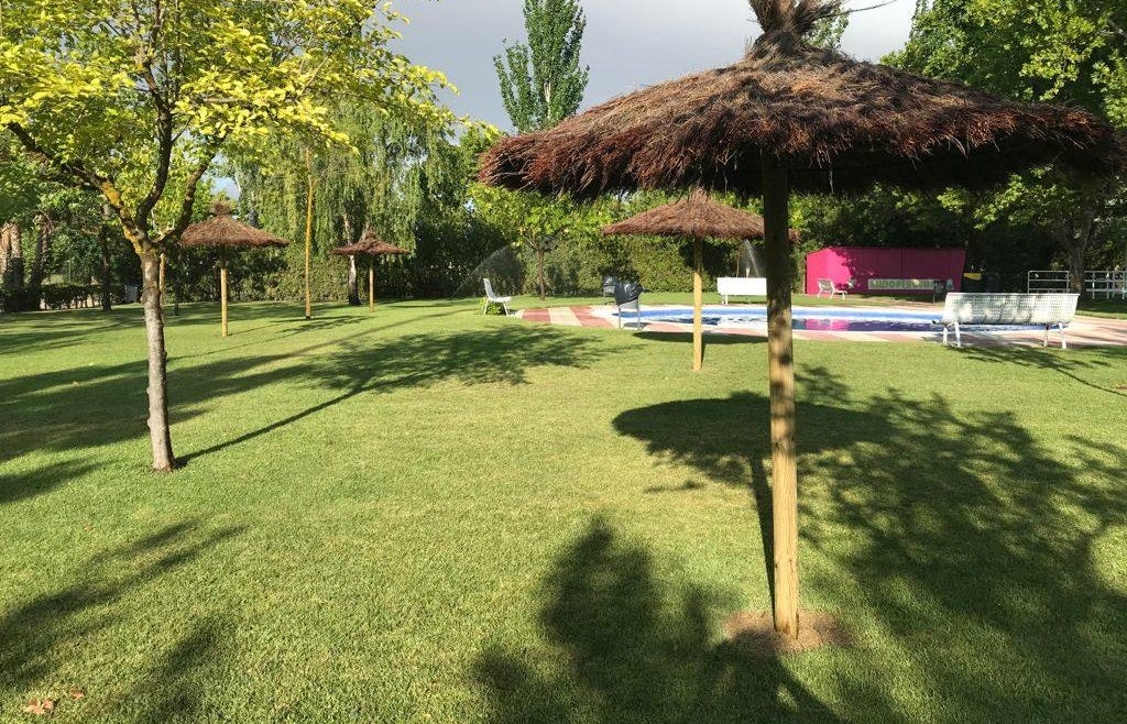 La piscina municipal incorpora sombrillas de brezo para ampliar sus zonas de sombra
