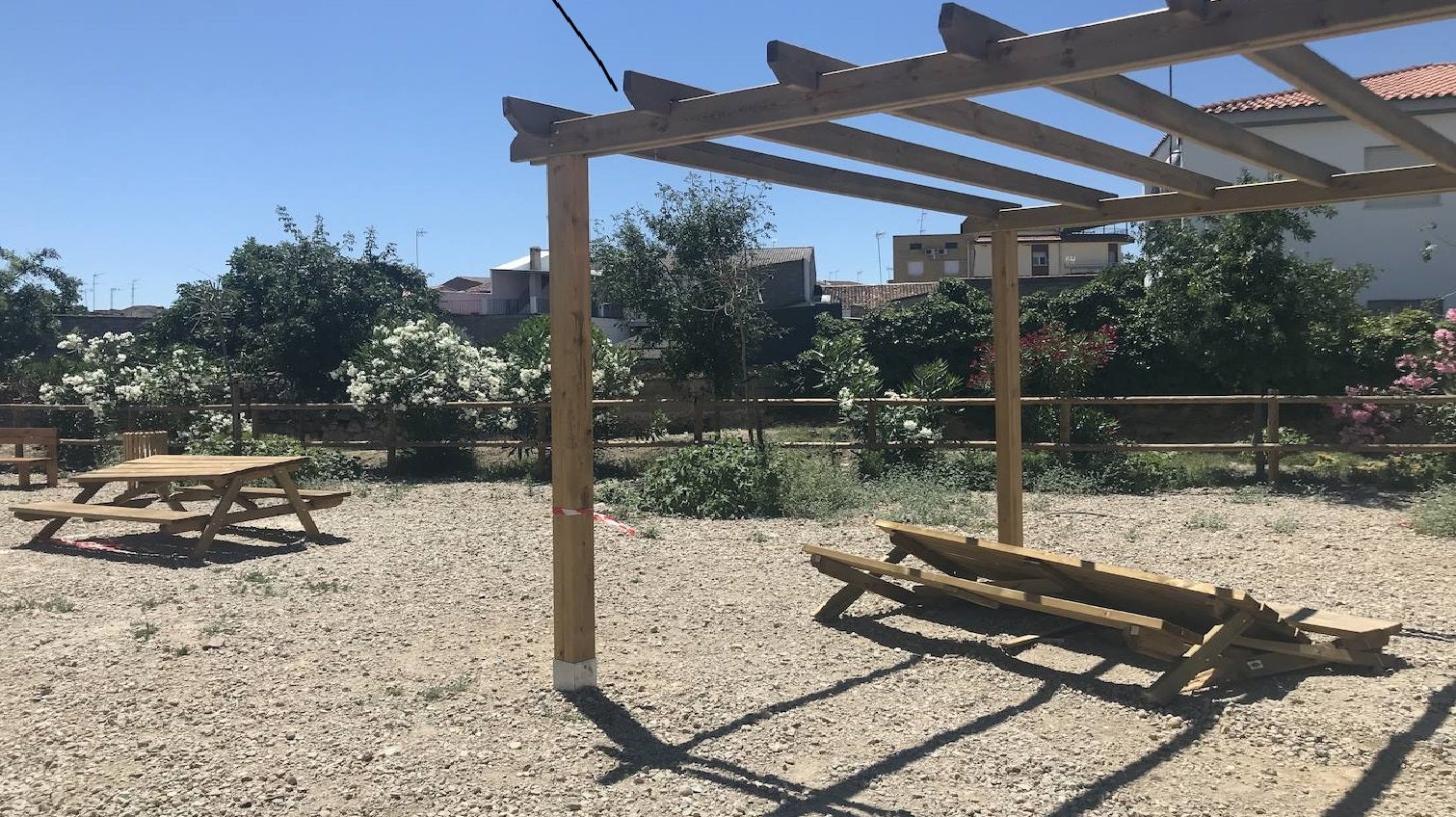 Destrozos en la zona de recreo del mercadillo de Miajadas