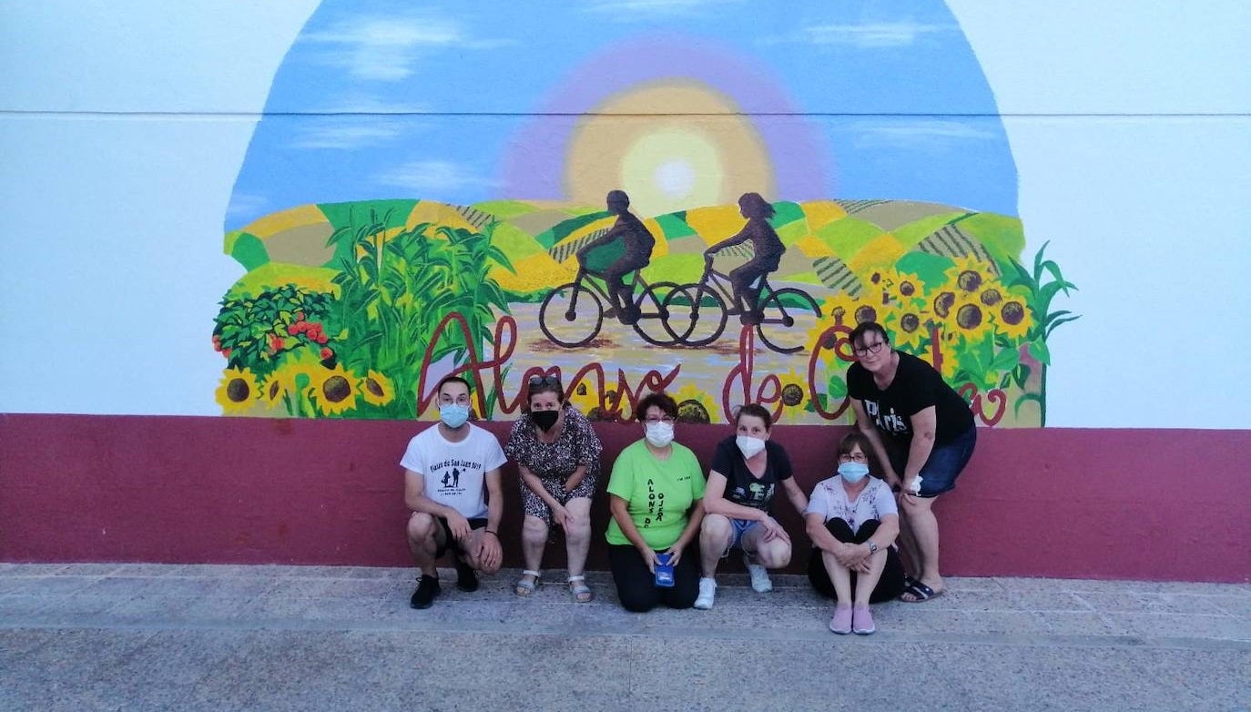 Los alumnos del curso de Dibujo y Pintura de Alonso de Ojeda crean un mural
