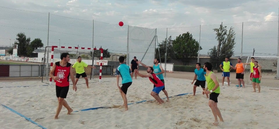 Este fin de semana se celebra el VI Torneo Balonmano Playa 'Villa de Miajadas'