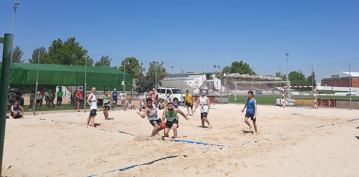 El VI Torneo Balonmano Playa 'Villa de Miajadas' reunió a más de 300 participantes de Extremadura