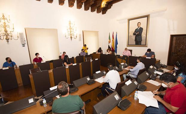 El presidente de la Diputación firma convenios con los 14 grupos de acción local de la provincia y con REDEX