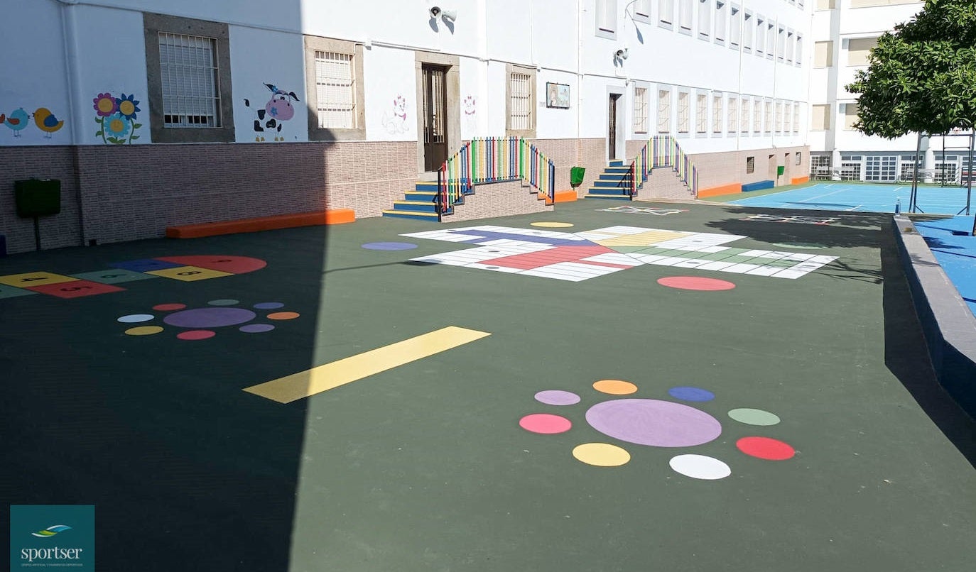 El colegio Sagrado Corazón de Jesús decora su patio con juegos infantiles a gran escala