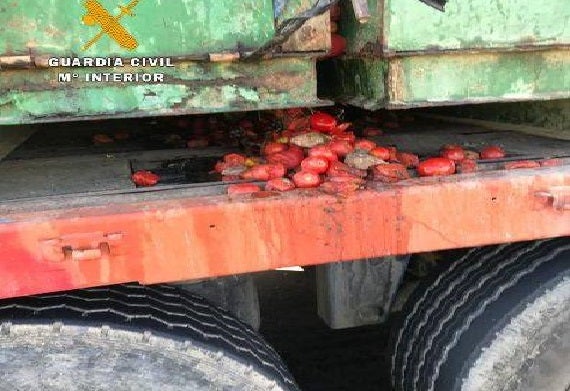 La Guardia Civil intercepta cerca de Miajadas un camión con las cubas porta-tomates en mal estado