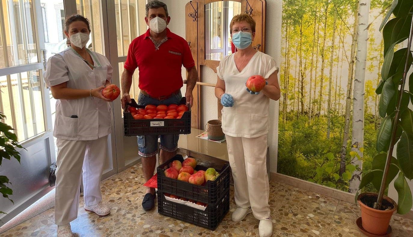 Los participantes del XXXVI Concurso del tomate regalan sus productos a las residencias de mayores de Miajadas