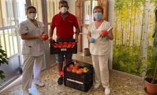 Los participantes del XXXVI Concurso del tomate regalan sus productos a las residencias de mayores de Miajadas