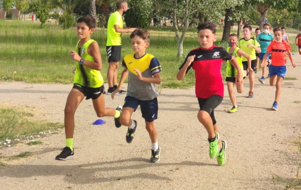 Javier Canelada y Vanesa Chaparro, ganadores de la Mini Maratón semi presencial de atletismo de Miajadas