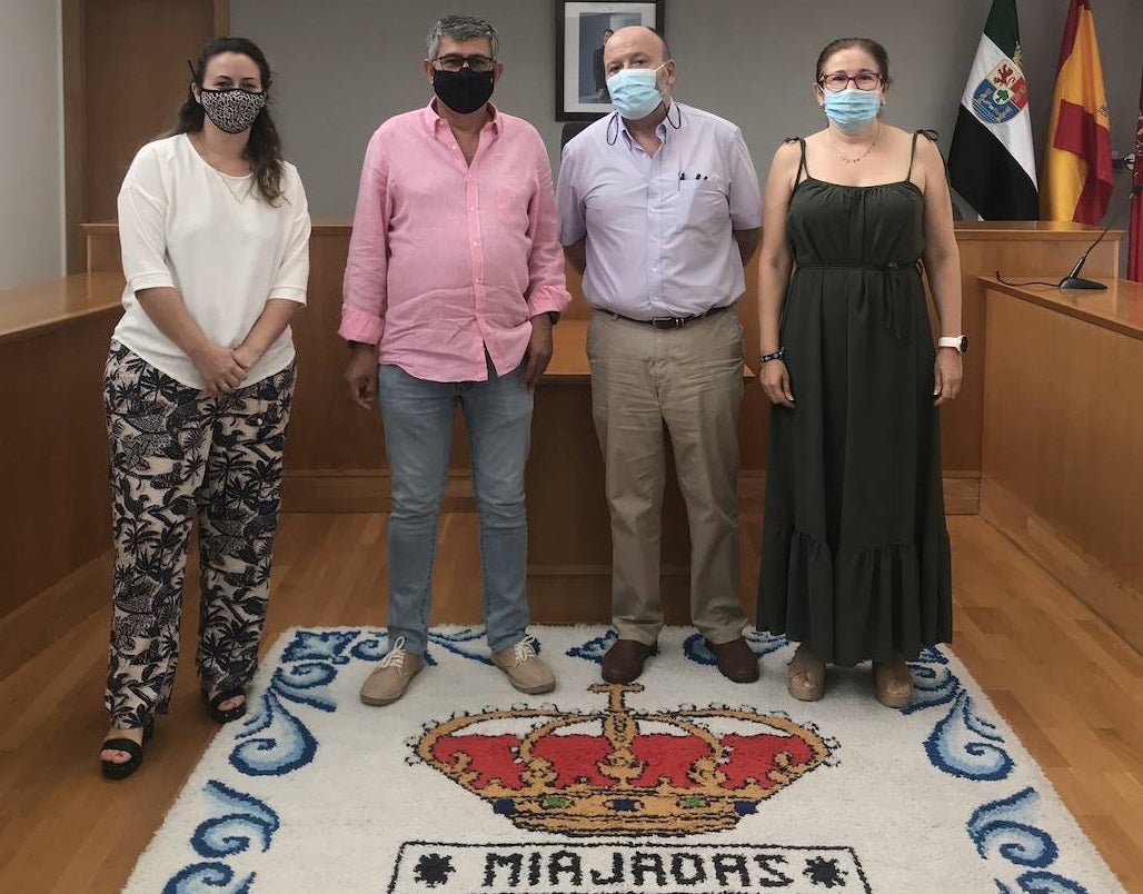 Fernando Solís, presidente provincial de Cruz Roja Española, visita el ayuntamiento de Miajadas