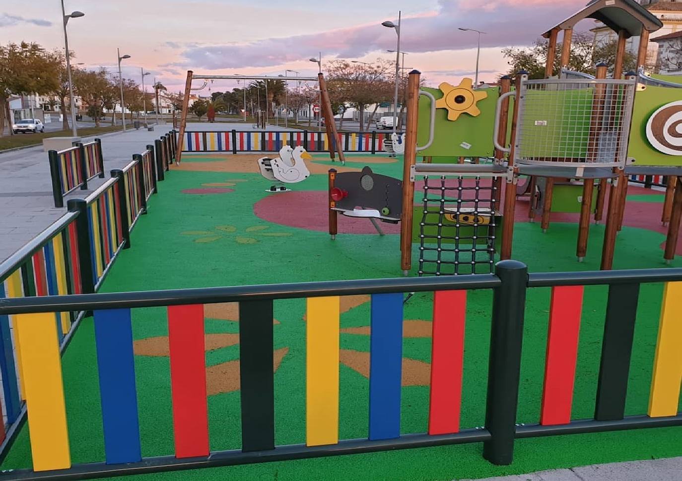 Los más peques disfrutarán de sombra en el parque de juegos frente al Cuartel